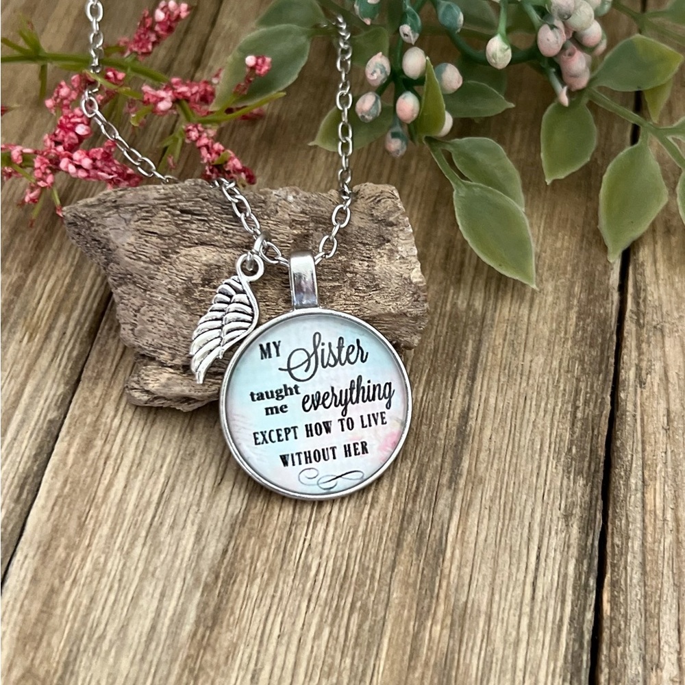 NEW Sister Memory Pendant Necklace - Picture 3 of 5